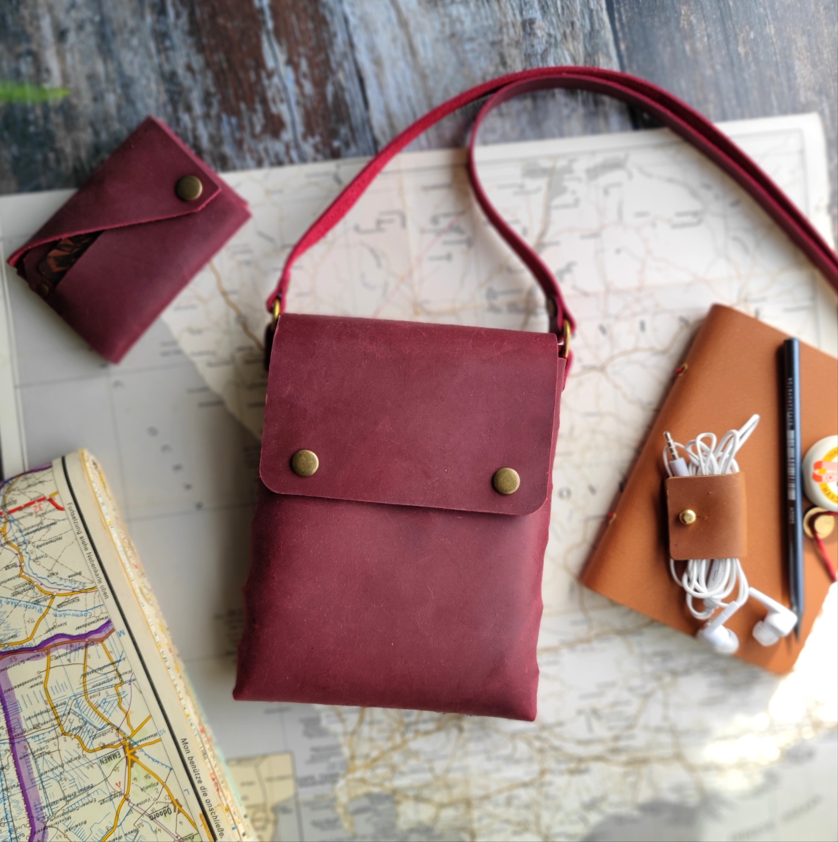 Le Cœur red leather crossbody bag